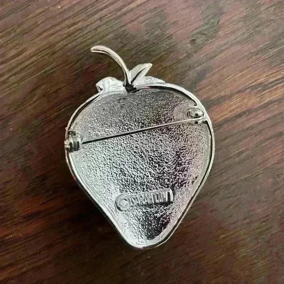 Vintage Sarah Coventry Silver Tone Strawberry Fruit Brooch - Picture 2 of 3